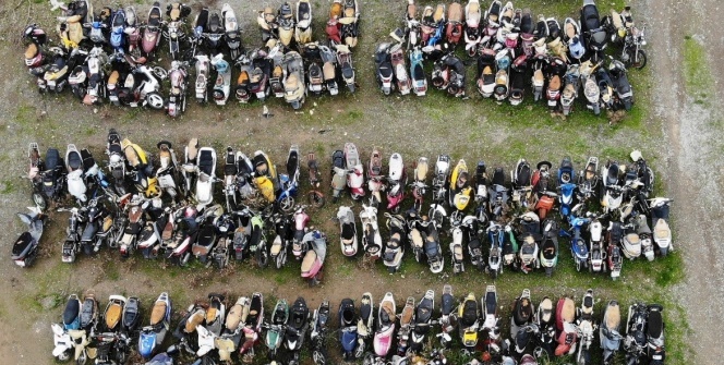 Binlerce motosiklet, yüzlerce tekne çürümeye terk edildi