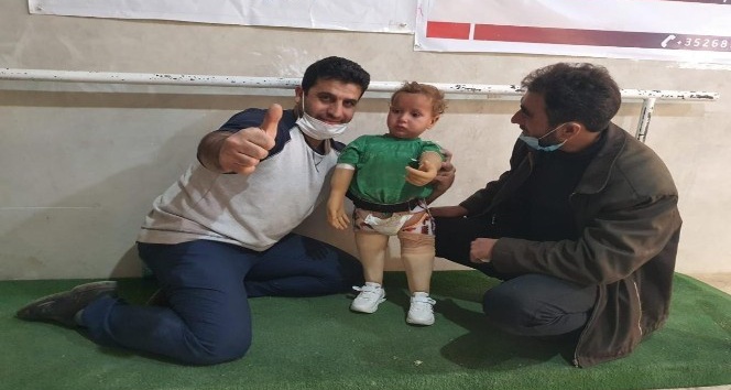 Savaşın çocuklarına protez takarak hayata bağlanıyor