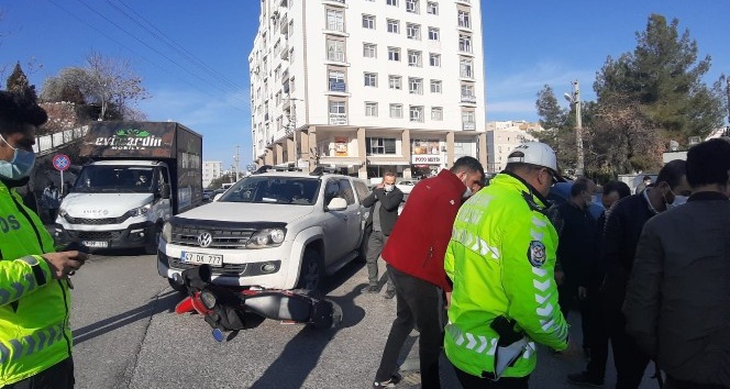 Mardin’de trafik kazası: Motosiklet aracın altında kaldı