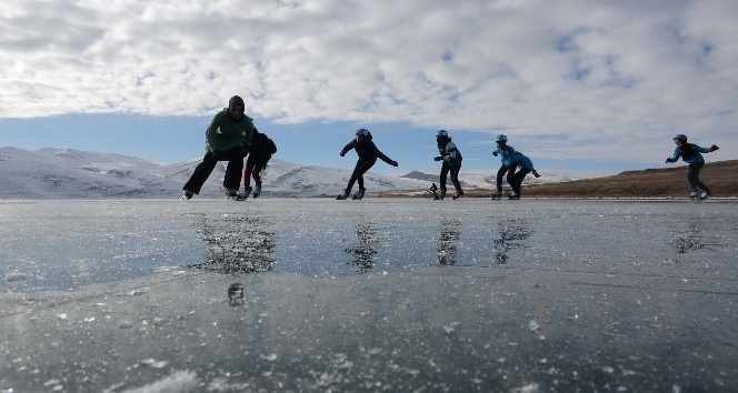 Çıldır Gölü’nde buz pateni keyfi