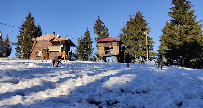 Artvin’de çocuklar pandeminin stresini Kafkasör Yaylasında kar topu oynayarak atıyor