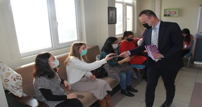 Ağrı Milli Eğitim Müdürü Tekin, öğretmenlere el kitabı dağıttı