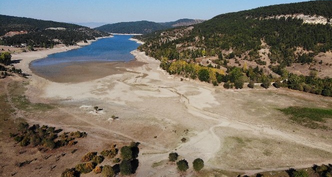 Karaçomak Barajı’nda sular çekilince valilik ve belediye tasarrufu uyarısı yaptı