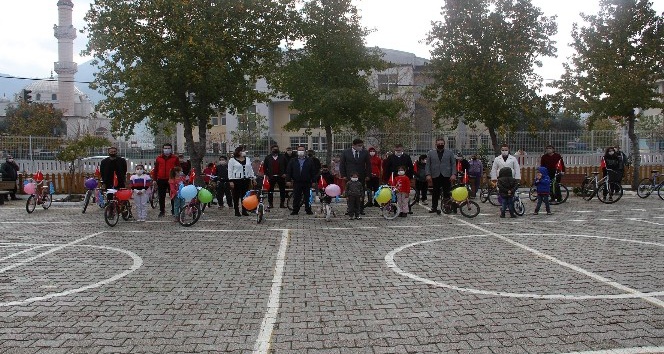 Muhtar, hayırseverlerden topladığı bisikletleri çocuklara dağıtıyor