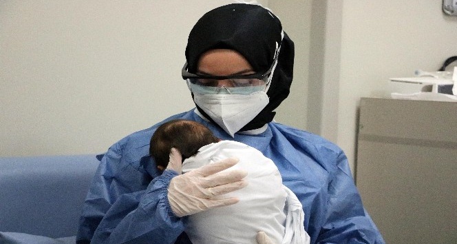 Korona virüse yakalanan yeni doğmuş bebeklere hemşirelerden anne şefkati