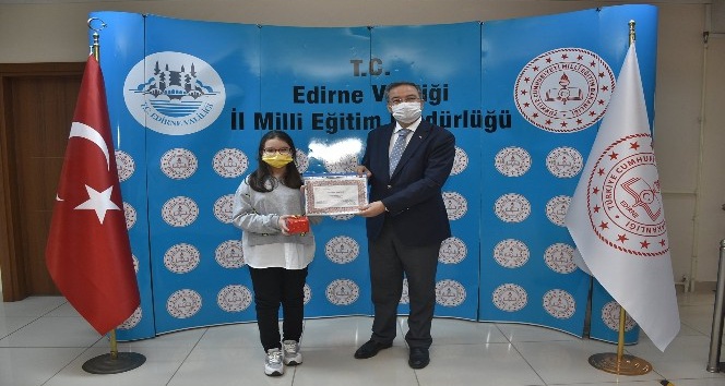 ‘Peygamberimiz ve çocuk’ temalı şiir yarışmasında dereceye giren öğrenciler ödüllerini aldılar