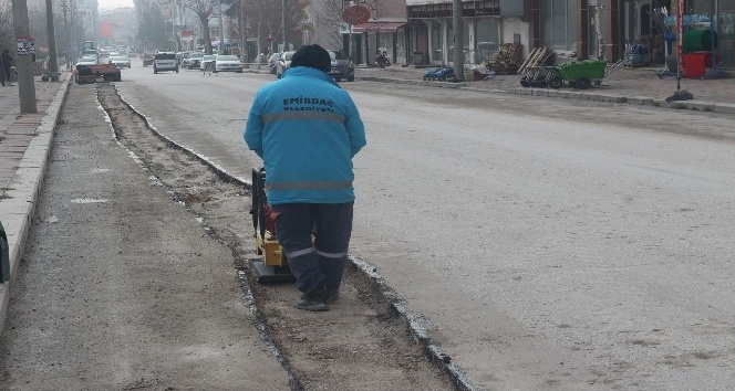 Emirdağ da bozulan yollarda asfalt yama çalışmaları başladı