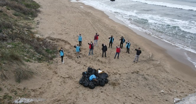 Sinop’ta gençler sahili temizledi
