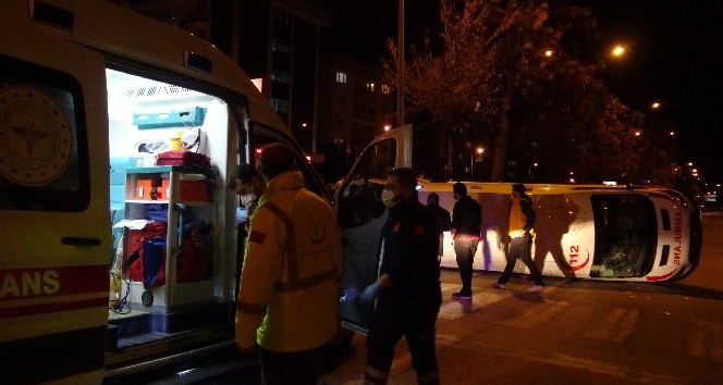 Çanakkale’de ticari taksi ile ambulans çarpıştı: 5 yaralı