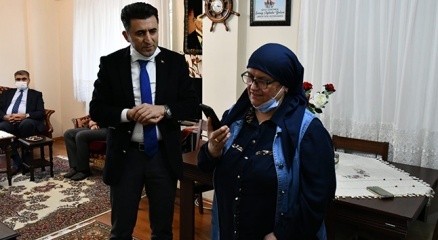 İçişleri Bakanı Soylu, şehit öğretmen Şenay Aybüke Yalçının ailesiyle görüştü