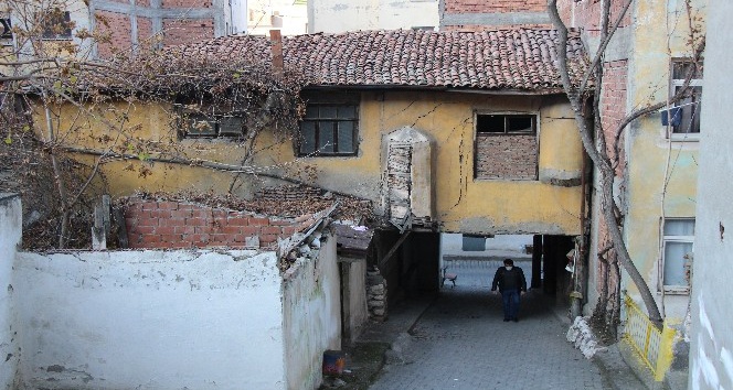 225 yıllık ahşap binanın altından sokak geçiyor