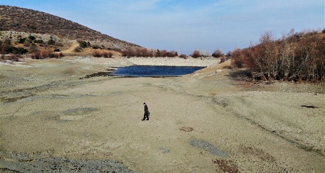 Kar eksik olmayan tepedeki gölet kurudu