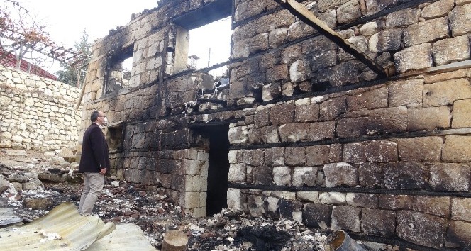 Belde halkı evi yanan aile için seferber oldu