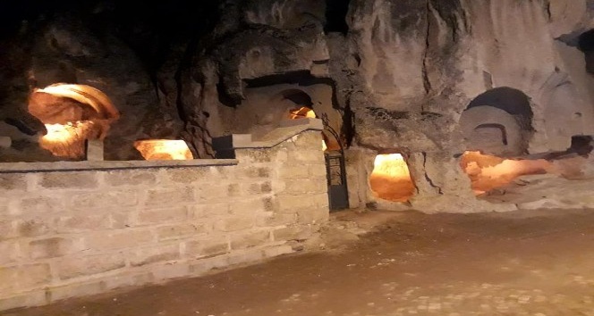 Frigya’daki 3000 bin yıllık tarihi mağaraları bir de gece görün