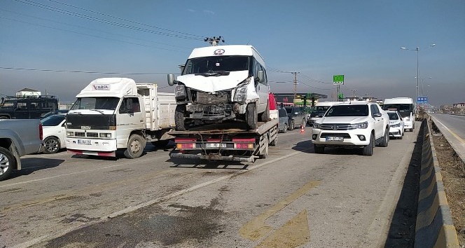 Edremit’te minibüsler çarpıştı: 11 yaralı