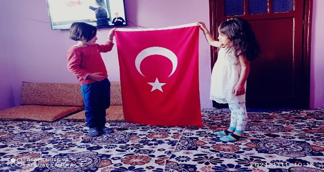 Siirt’te köy öğrencileri bayrak töreni eşliğinde İstiklal Marşını okudu