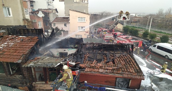 Fatih’te iki metruk bina alev alev yandı
