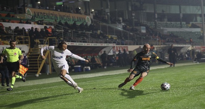 Süper Lig: Aytemiz Alanyaspor: 1 - Kasımpaşa: 2 (İlk yarı)