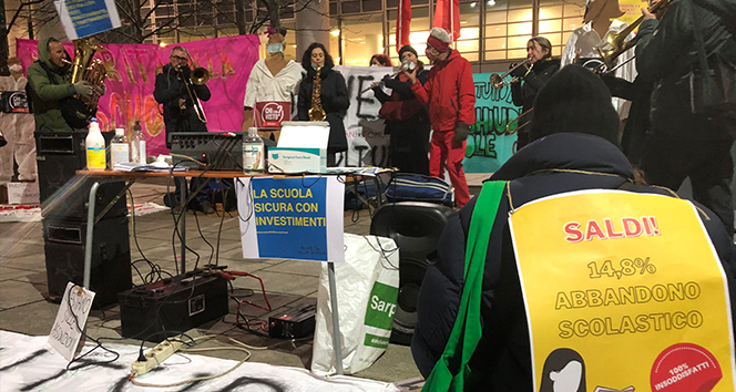 İtalya’da öğrenciler uzaktan eğitim kararını protesto etti