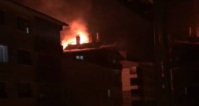 Tatvan’da çatı yangını