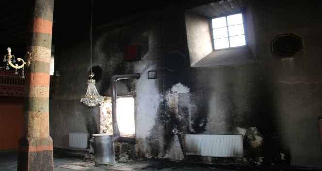Tarihi ahşap camiyi kül olmaktan köylüler kurtardı