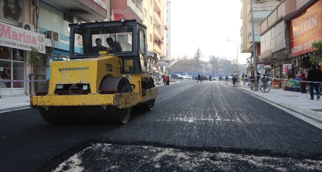 Kızıltepe’de asfalt serim çalışmaları devam ediyor