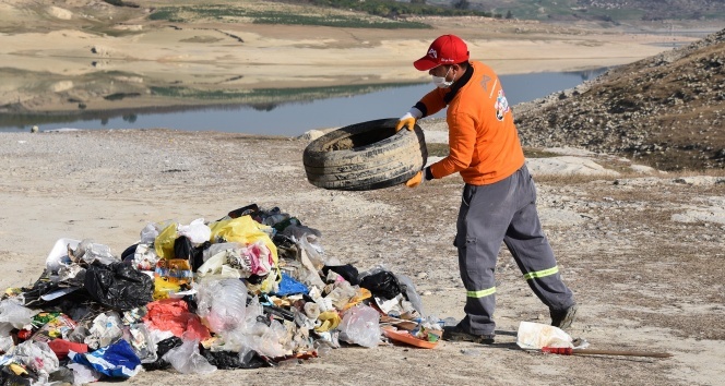Berdan Barajı'nda sular çekildi, atıklar gün yüzüne çıktı