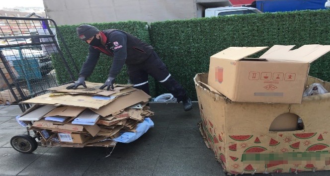 Kağıt toplayarak 3 çocuğunu okutuyor