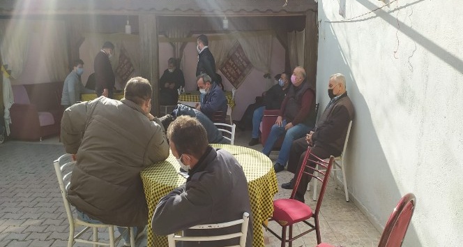 Berberdeki gizli kapıdan girilen lokalde kumar oynayanlara polis baskını