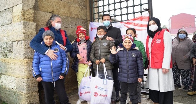 Edirne’deki çocuklara kışlık kıyafet hediye edildi