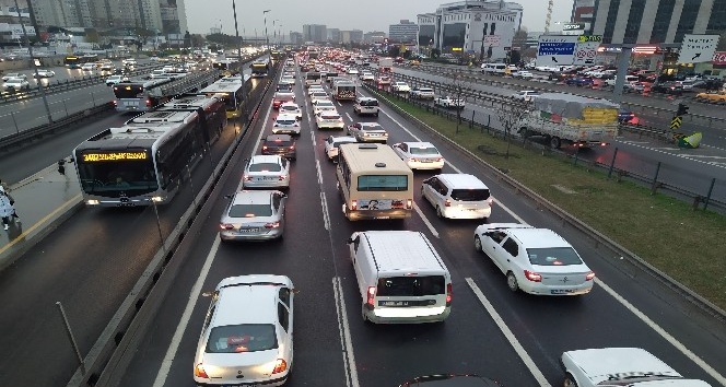 İstanbul’da yağmur ve mesai sonrası trafik yoğunluğu
