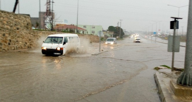 Tekirdağ’da sağanak yağış: Yollar göle döndü, sürücüler zor anlar yaşadı