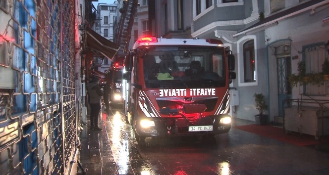 Beyoğlu’nda otel yangınında 2 kişi içeride mahsur kaldı