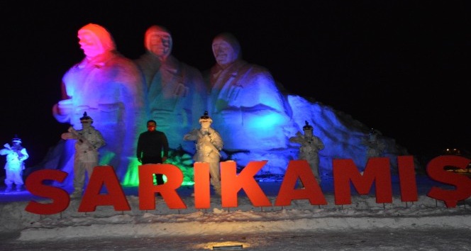 90 bin Sarıkamış şehidi anısına yapılan kardan heykeller ışıklandırıldı
