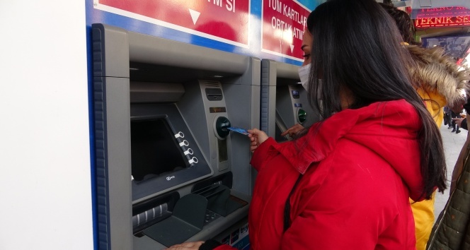 Gazeteci, ATM’de unutulan parayı bankaya teslim etti