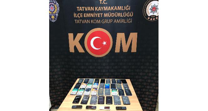 Bitlis’te 38 adet gümrük kaçağı cep telefonu ele geçirildi