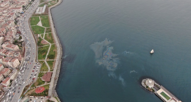 Marmara Denizi’nde dev petrol sızıntısı görüntülendi