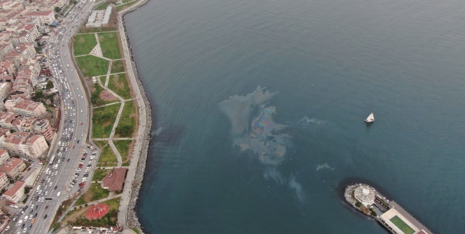 Marmara Denizi’nde dev petrol sızıntısı görüntülendi