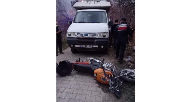 Kamyonet ile motosikletin çarpışması sonucu 1’i ağır 2 kişi yaralandı