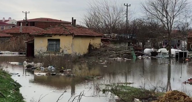 Edirne’de şiddetli yağışta binalar sular altında kaldı