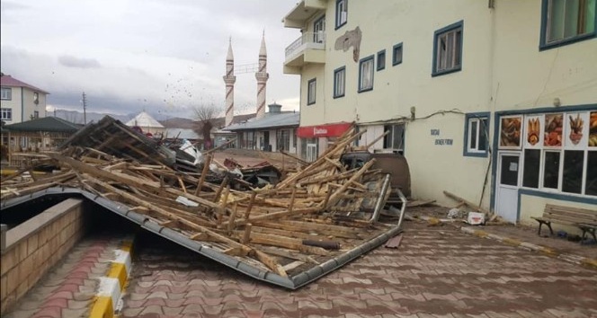 Otlukbeli’de 20’e yakın evin çatısı fırtınadan zarar gördü