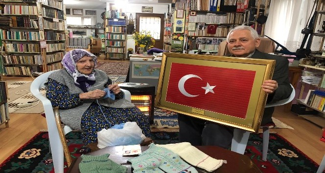 118 yaşındaki Zeliha nineden Mehmetçik’e hediye