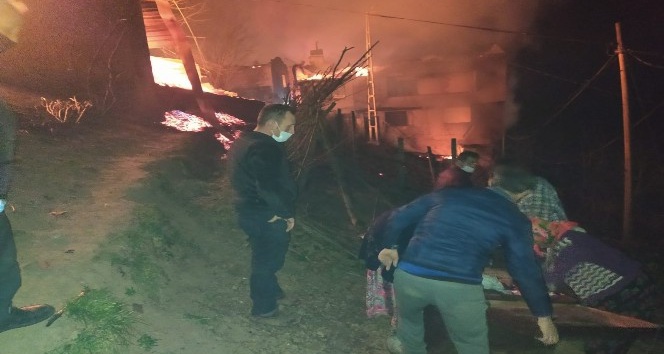 Trabzon’un Araklı ilçesi Taşgeçit mahallesinde çıkan yangın 6 saatte kontrol altına alındı