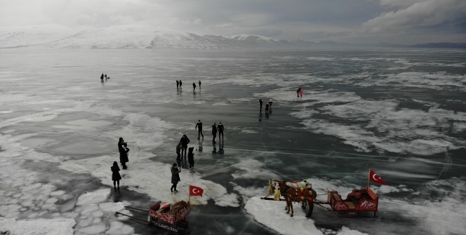 Çıldır Gölü’nde buzlarla vals