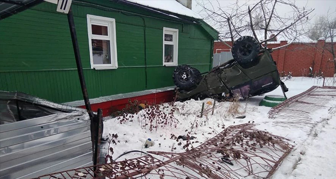 Rusya&#039;da çarpışan araçlar yol kenarındaki evin bahçesine uçtu: 1 ölü