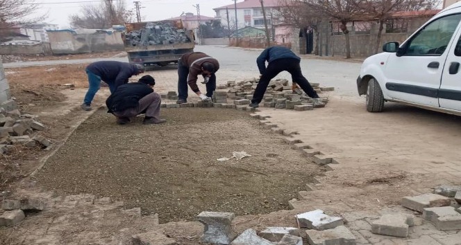 Iğdır’da bozuk parke taşları onarılıyor