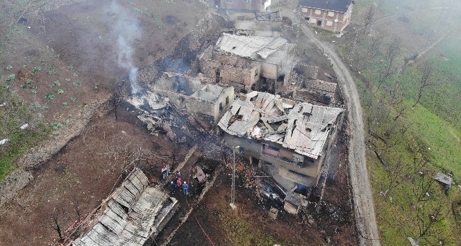 Trabzon’un Araklı ilçesi Taşgeçit mahallesindeki yangının hasarı gün ağarınca ortaya çıktı