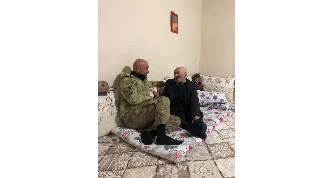 Mehmetçik, 110 yaşındaki emekli güvenlik korucusunu unutmadı