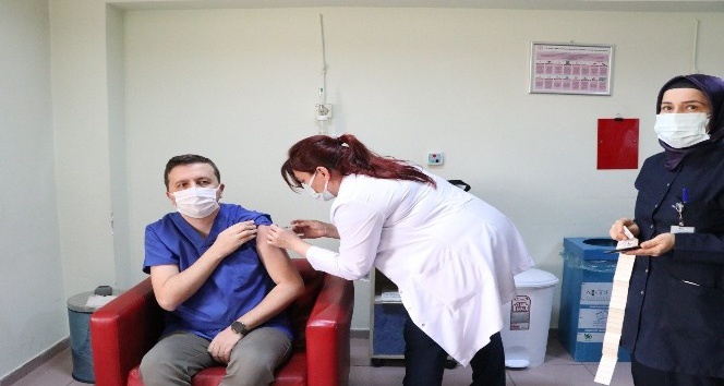 Niğde’de sağlık çalışanları aşı oldu