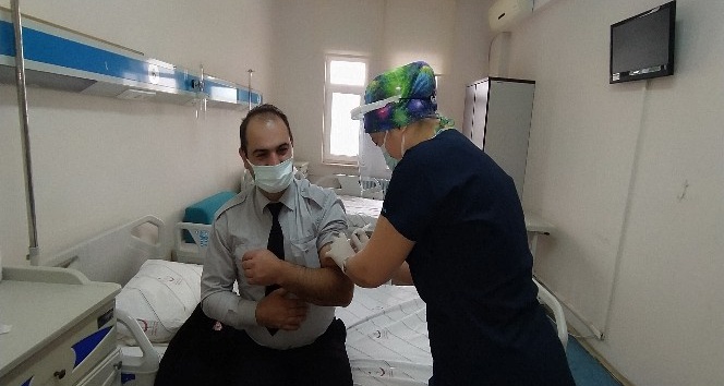 Daday’da sağlık çalışanlarına ilk korona virüs aşısı uygulandı